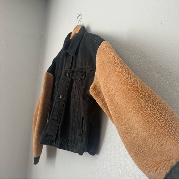 Jak & Rae Saks 5th Ave Tan Sherpa Sleeved Black Denim Trucker Jacket Size Large - Picture 6 of 13